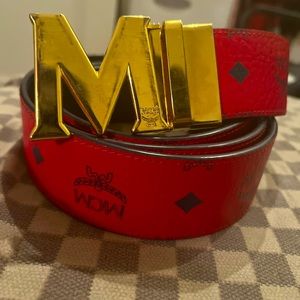 BELTRIPPED in the MIDDLE IT SPITS SLIGHTLY CAN BE REPAIRED TO UR SIZE  FIT